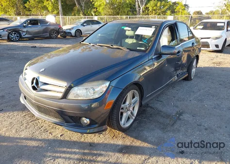 2010 Mercedes-Benz C 300 Luxury/Sport z USA, uszkodzony, nr VIN WDDGF5EB1AF411433